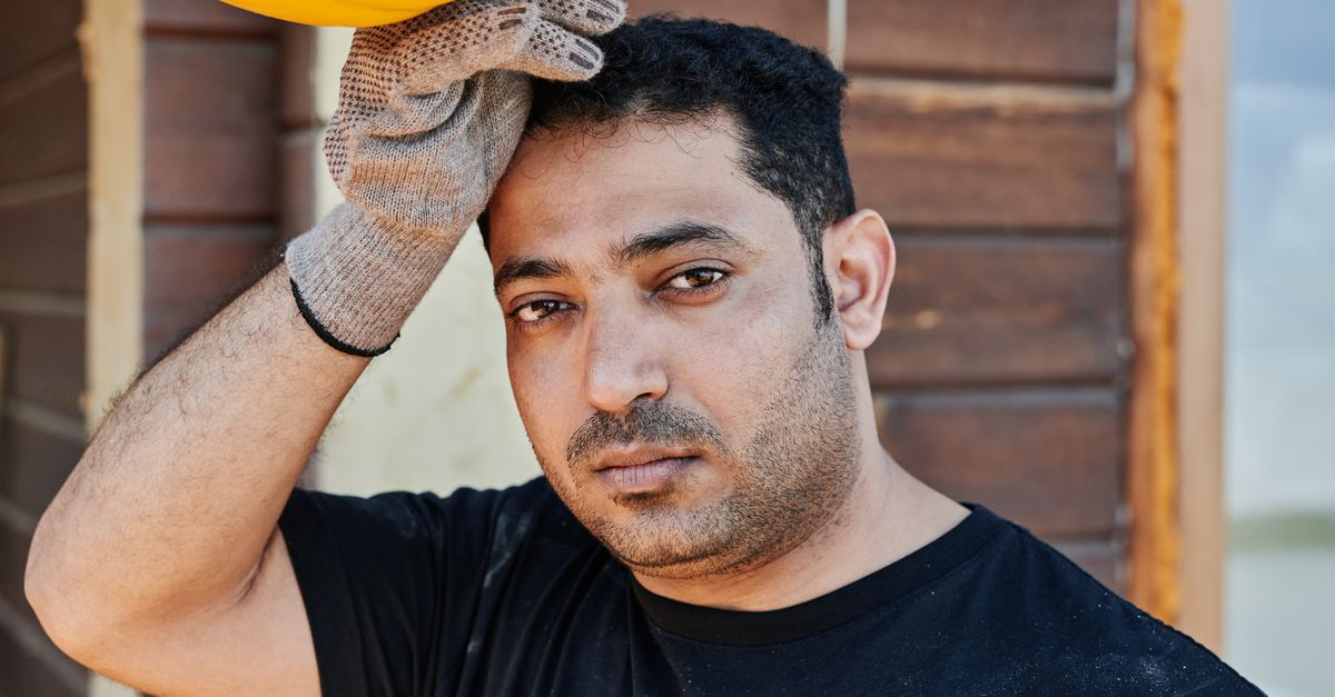 Trabajador de obra con casco y chaleco: EPI básicos de construcción